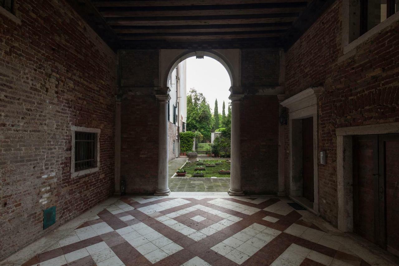 Appartamenti Inside Palazzo Foscarini เวนิส ภายนอก รูปภาพ